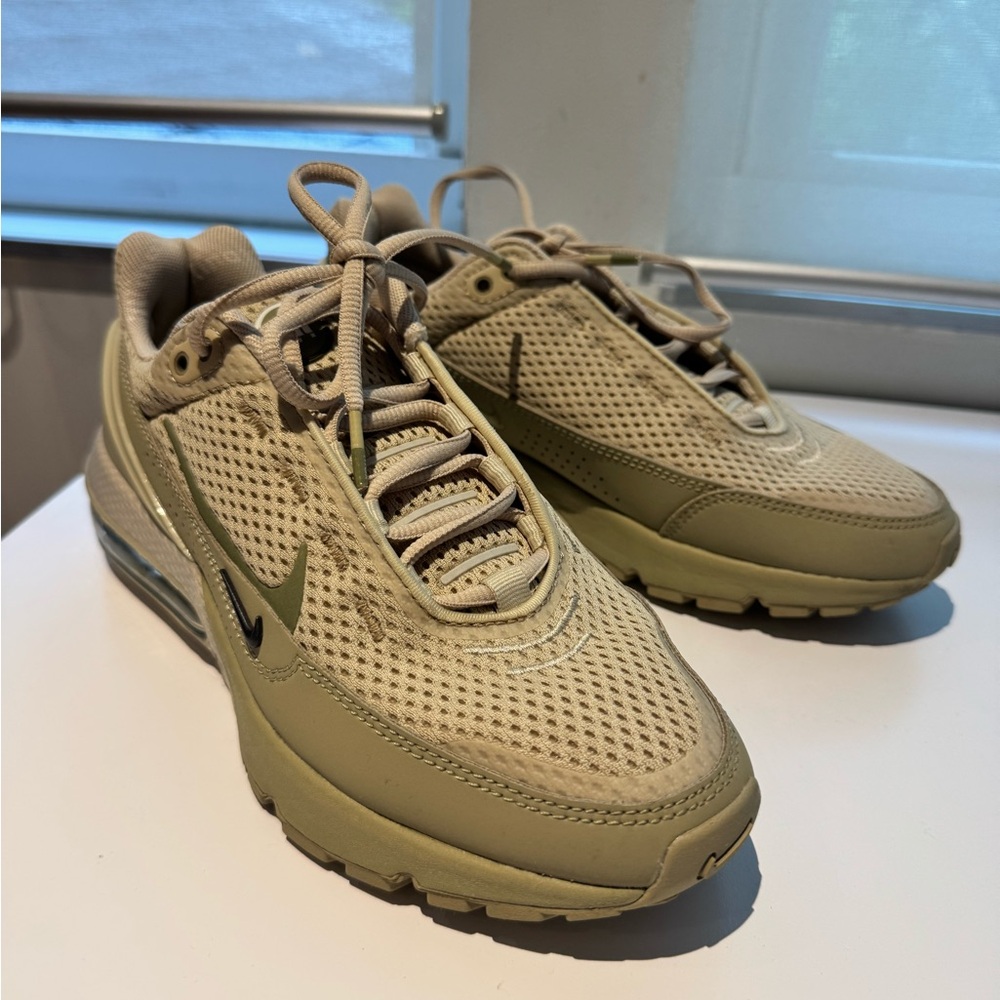 Nike Men's Olive Green Sneakers